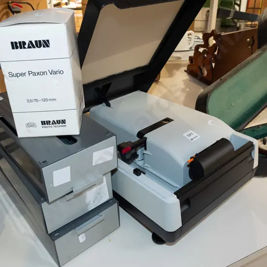 Braun slide projector with screeen