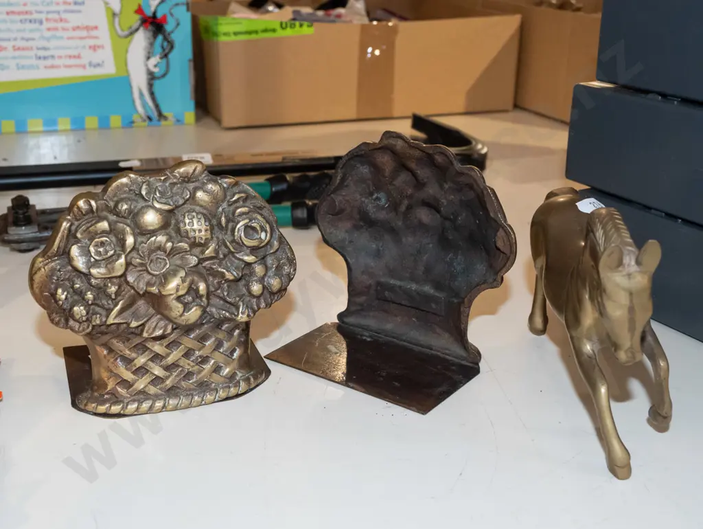 brass horse figurine, 2x floral bookends Image 1++