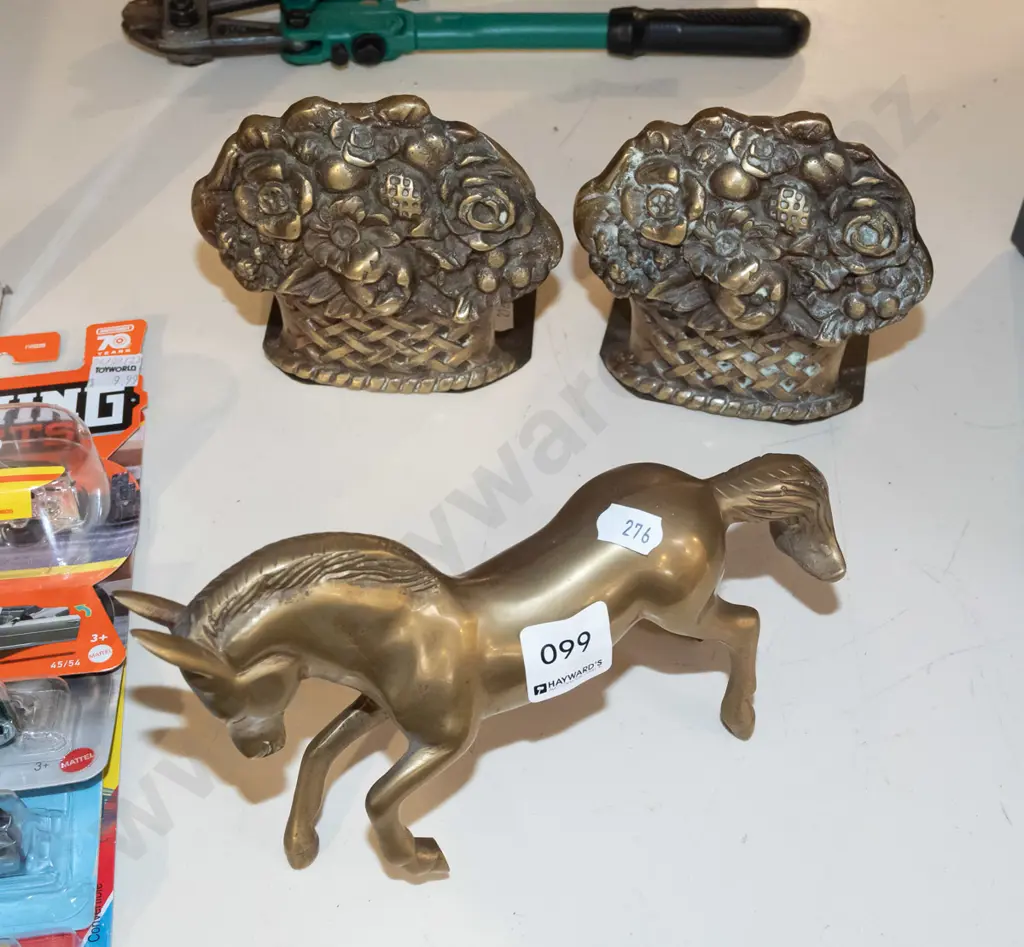 brass horse figurine, 2x floral bookends Image 1++