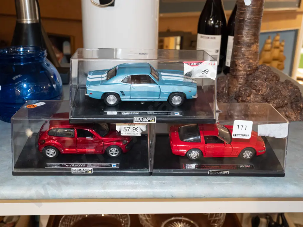 3x cased diecast model vehicles Image 1++