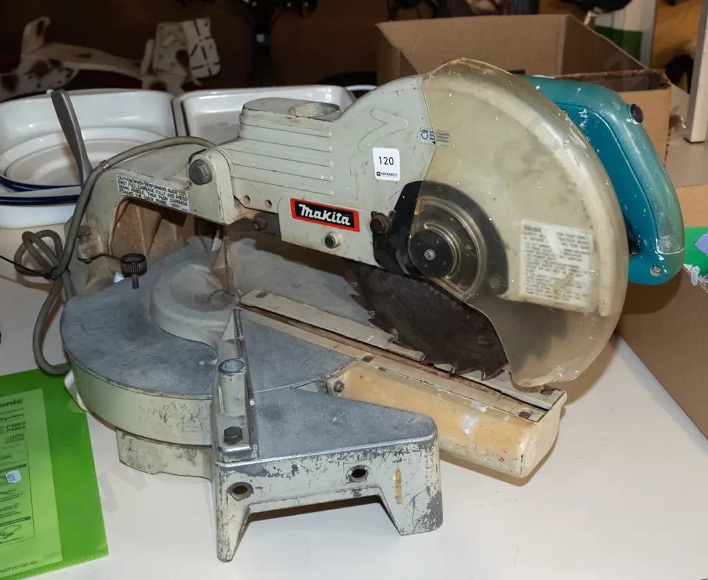 small Makita compound mitre saw Image 1++