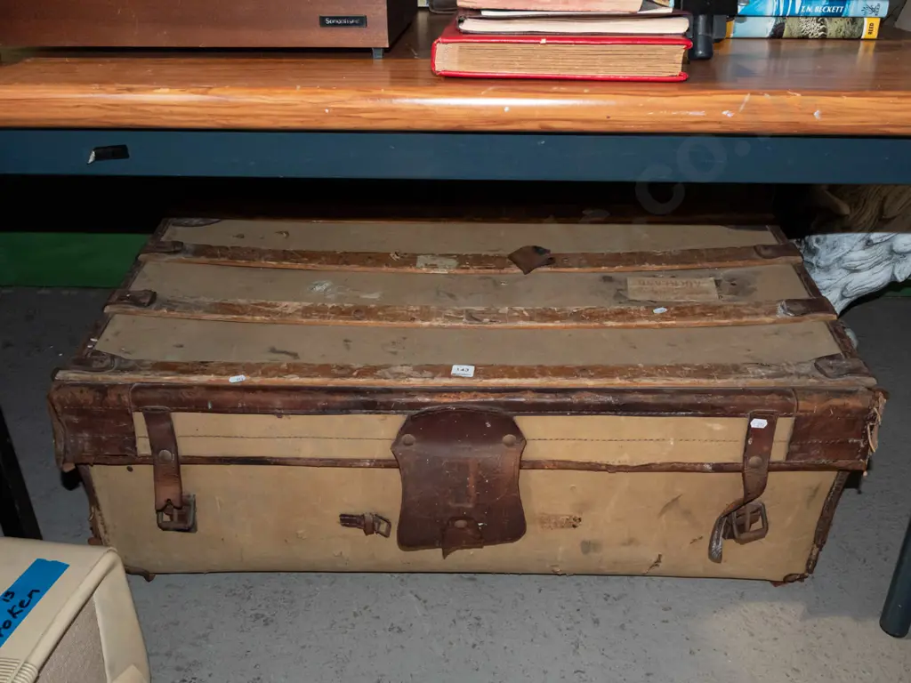 vintage traveller's trunk Image 1++
