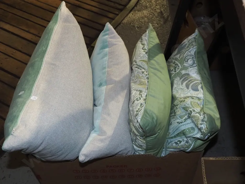 box of cushions Image 1++