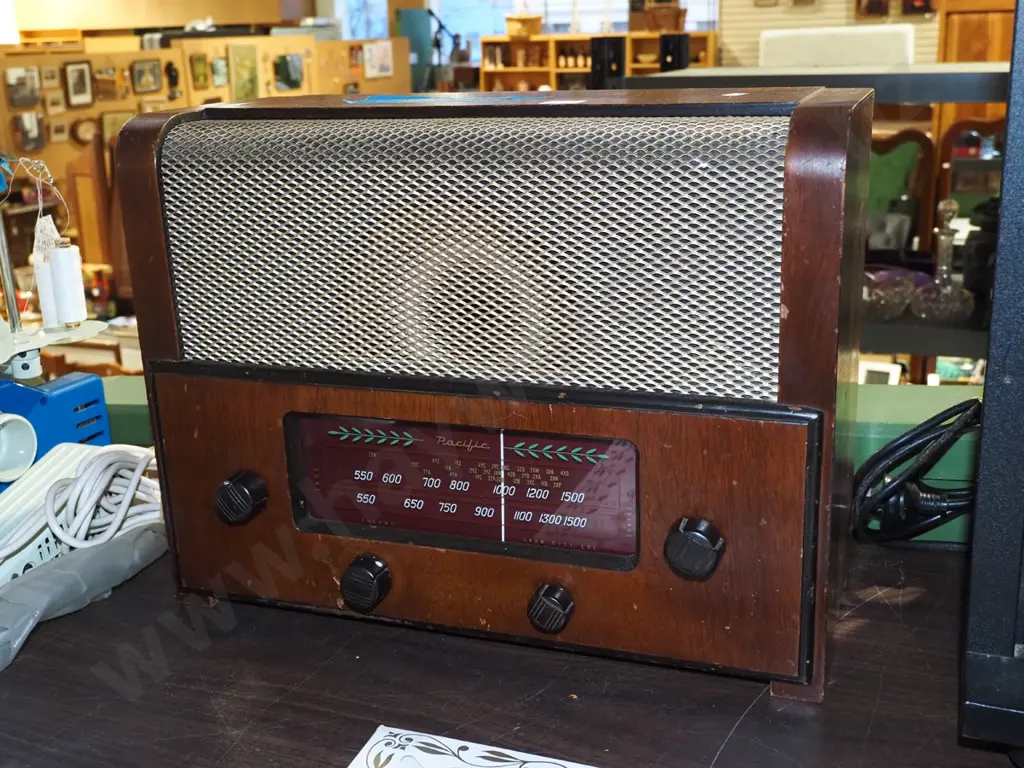 Pacific wood cased valve mantle radio - working Image 1++