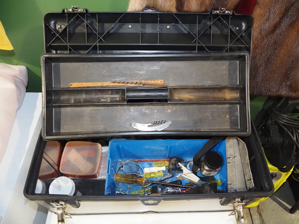tool box; paint brush, screwdrivers etc Image 1++