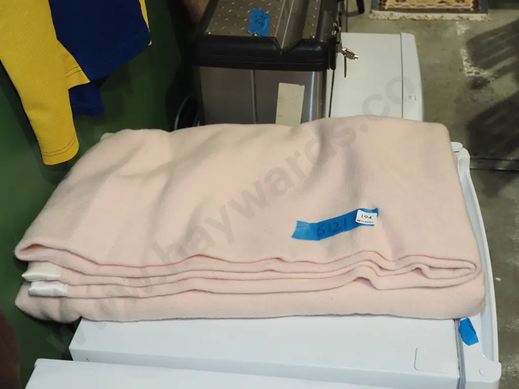 pink woollen blanket Image 1++
