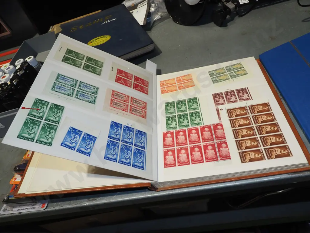 3x stamp albums  Image 1++