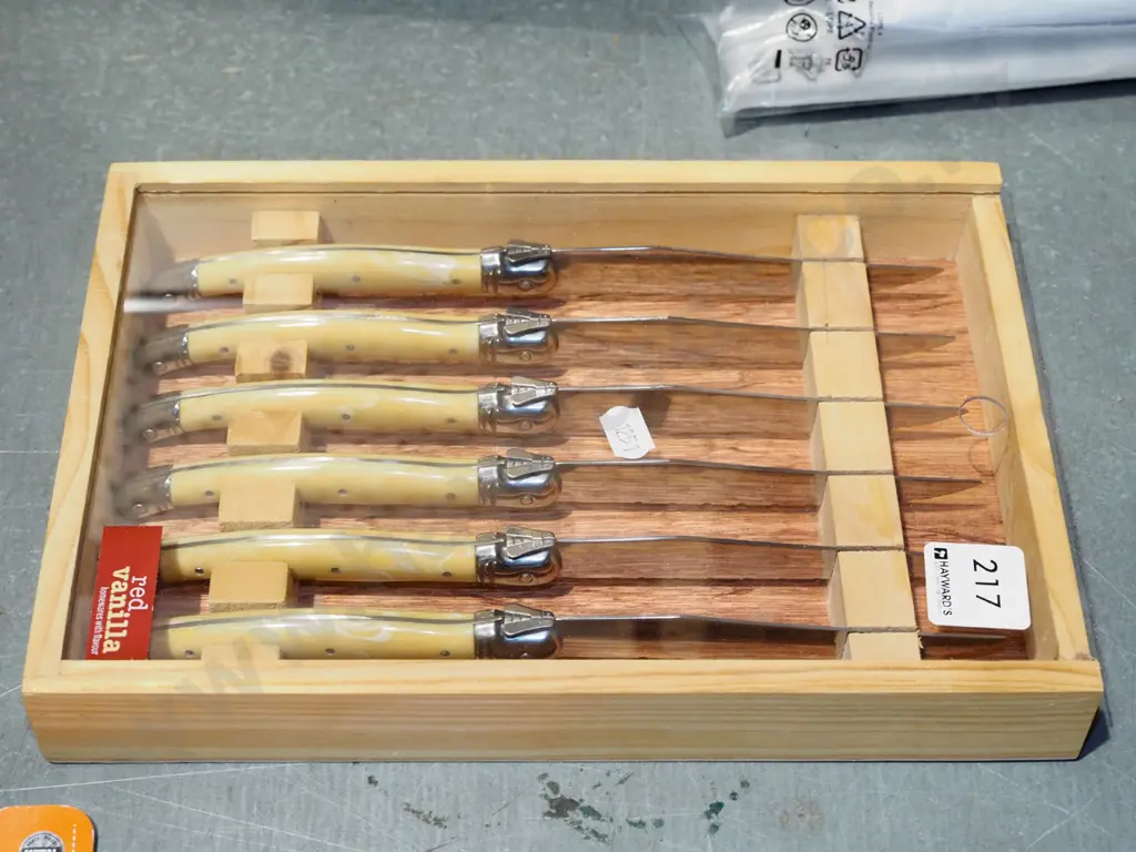 cased set of 6 steak knives Image 1++
