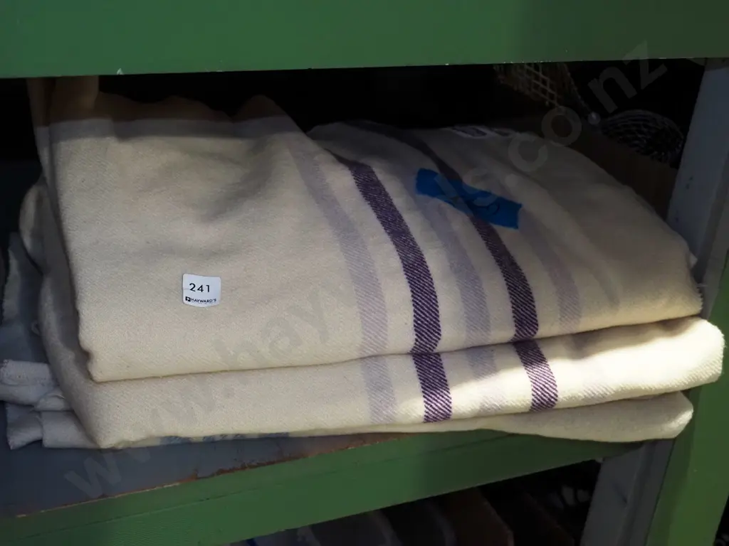 3x woollen blankets -wear Image 1++