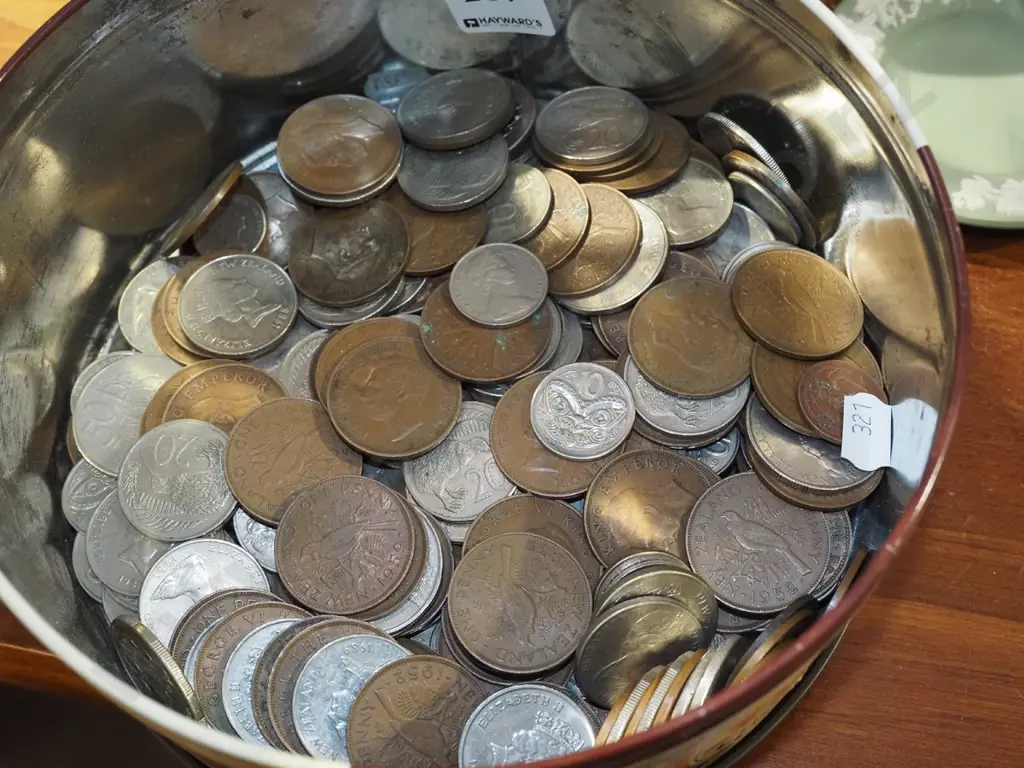 tin of coins  Image 1++
