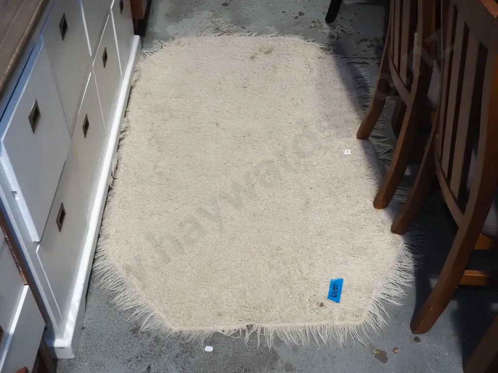 white woollen tufted floor mat L1530 W940 Image 1++