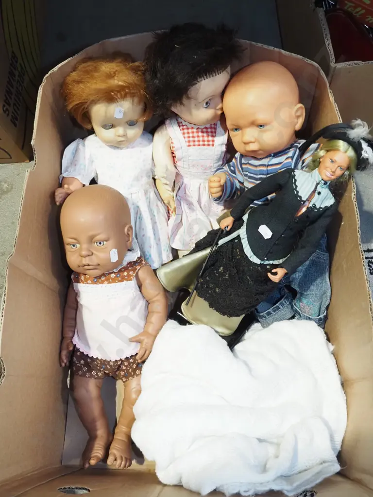 box; dolls, woollen shawl Image 1++