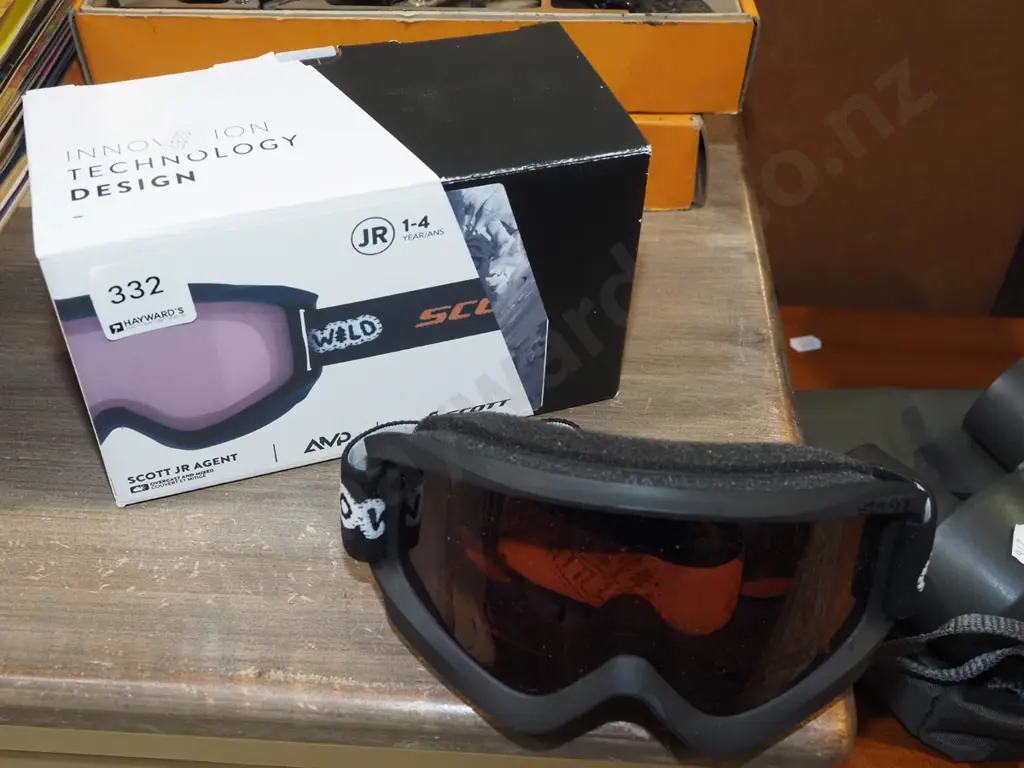 as new pair of children's Scott ski goggles Image 1++