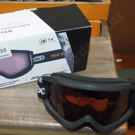 as new pair of children's Scott ski goggles
