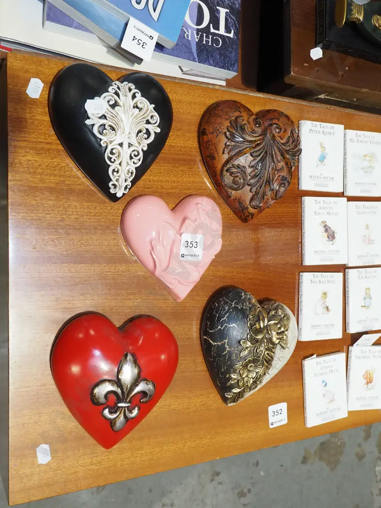 5x ornamental wall mounted hearts Image 1++