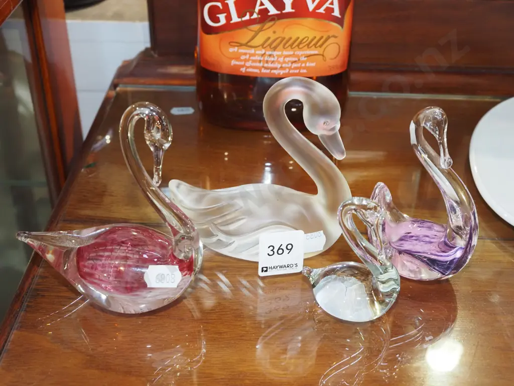 4x glass swans H110 Image 1++