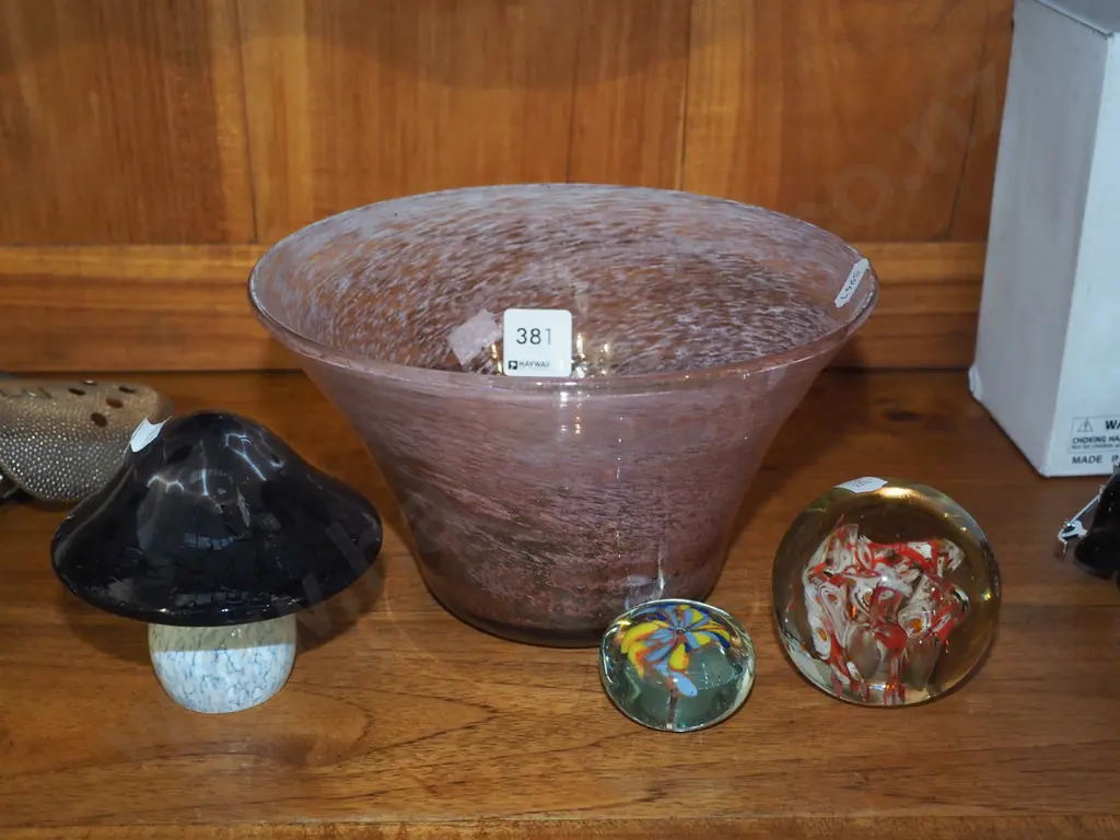 3x glass paperweights, glass bowl H120 Image 1++