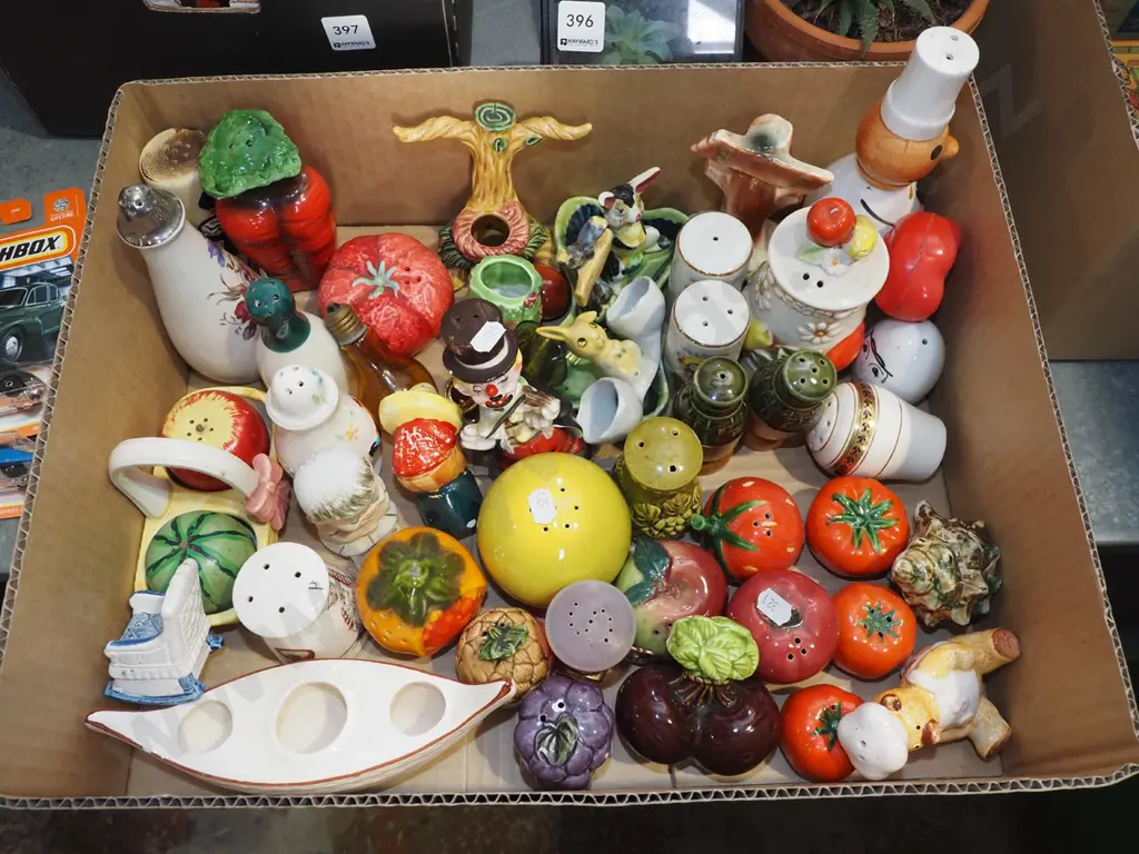 box; novelty salt and peppers Image 1++