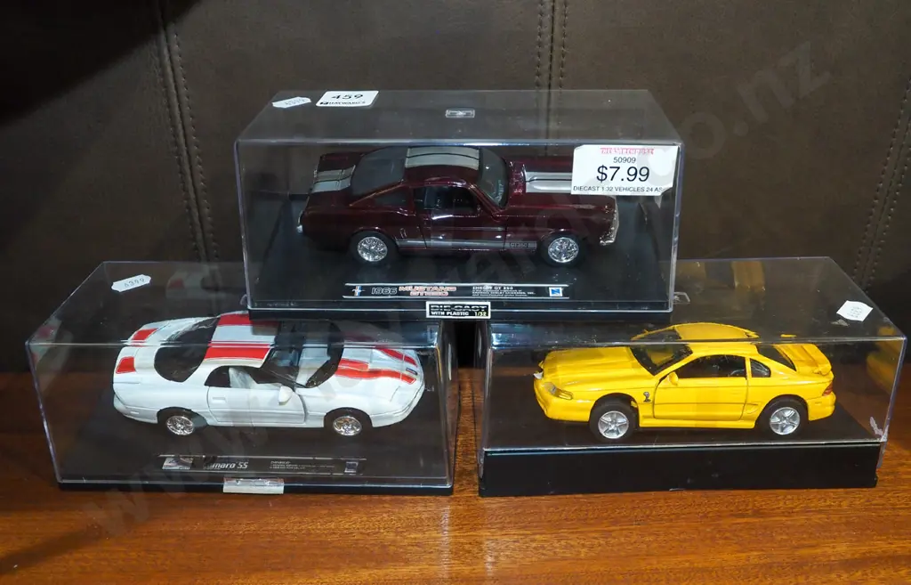 3x cased diecast model vehicles Image 1++