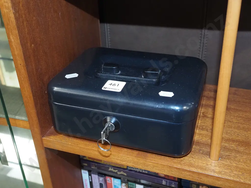 cash box - key in office Image 1++