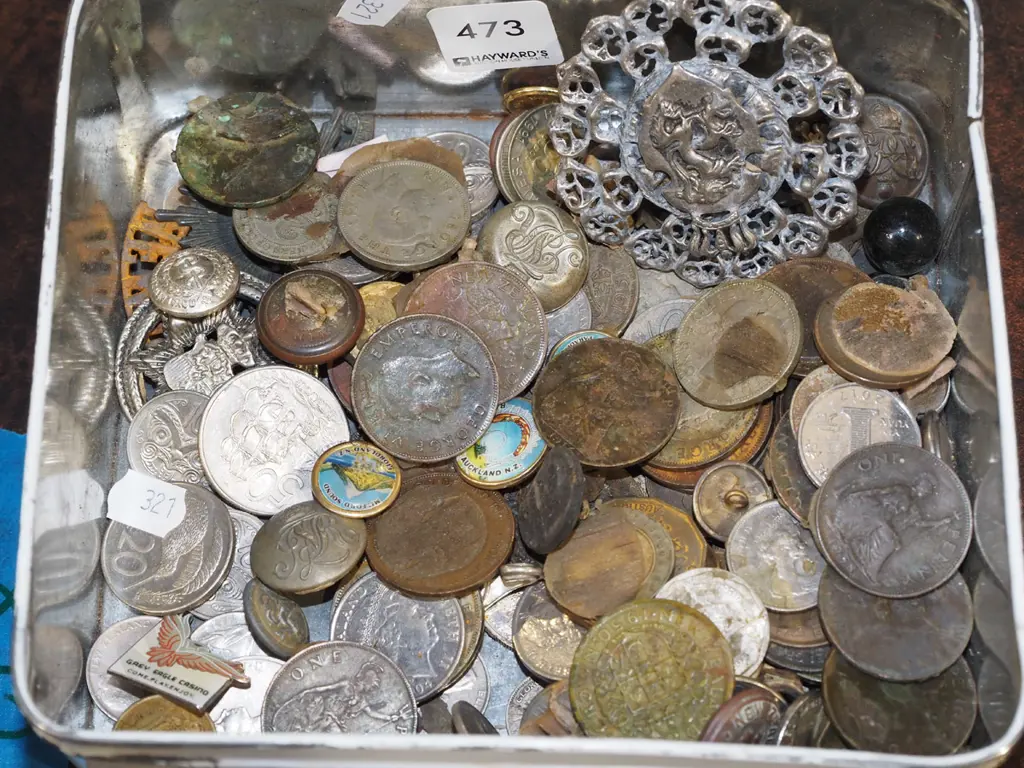 box; tin of buttons, coins, badges etc Image 1++