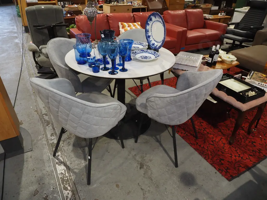 faux marble top pedestal tabel with 4 matching grey/green upholstered dining chairs H750 Diam980 Image 1++