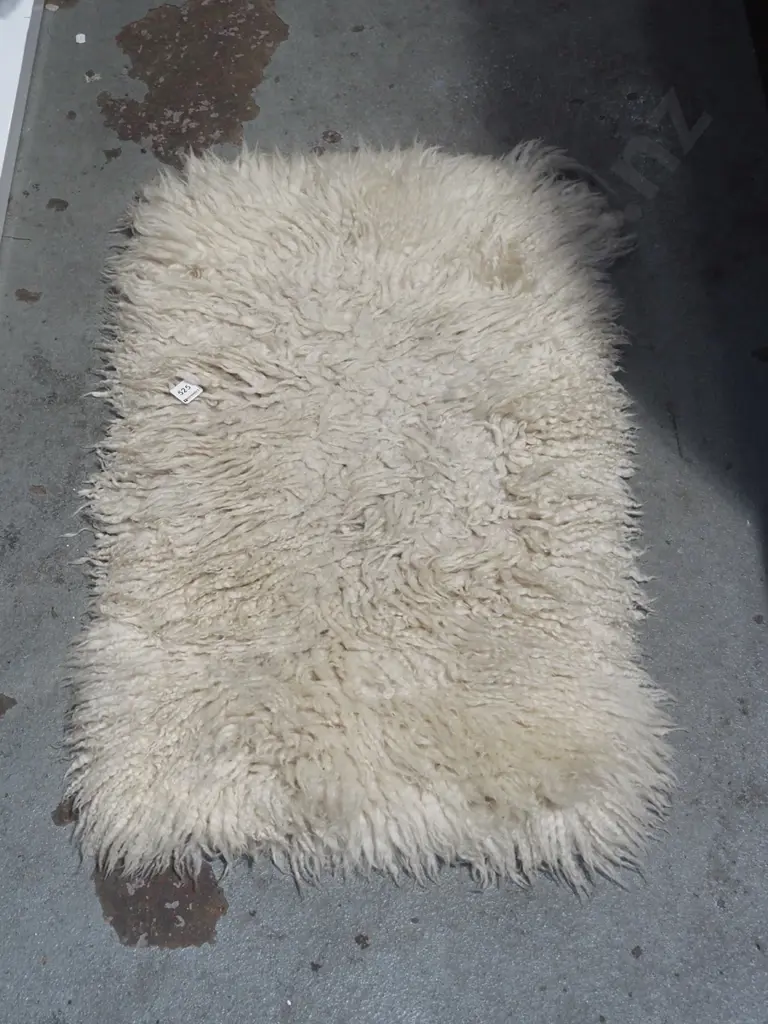 rectangular sheepskin floor mat L800 W500 Image 1++