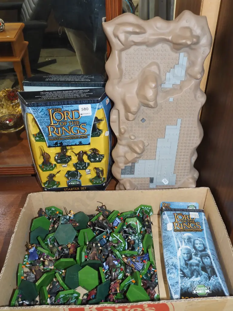 Lord of the Rings tradeable miniature figurines and board Image 1++