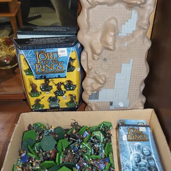 Lord of the Rings tradeable miniature figurines and board