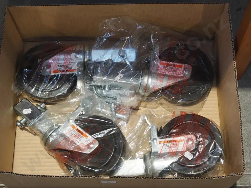 box of 4 heavy duty brake swivel casters Image 1++