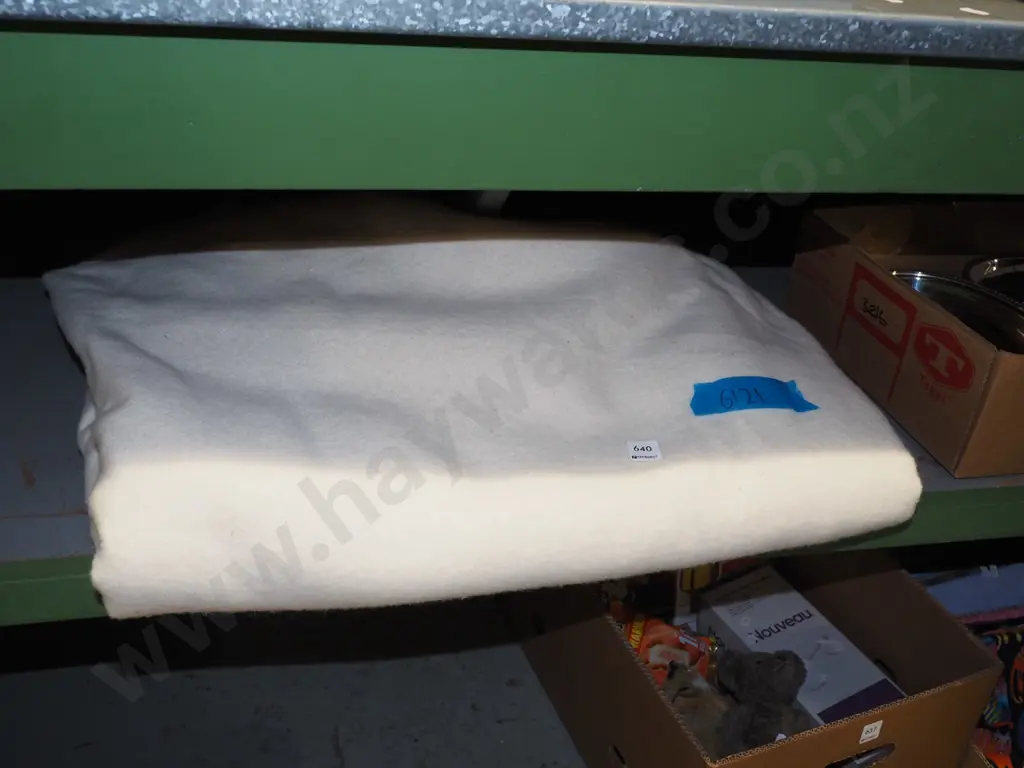 white woollen blanket Image 1++