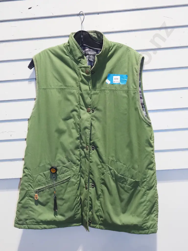 size M green fabric vest Image 1++