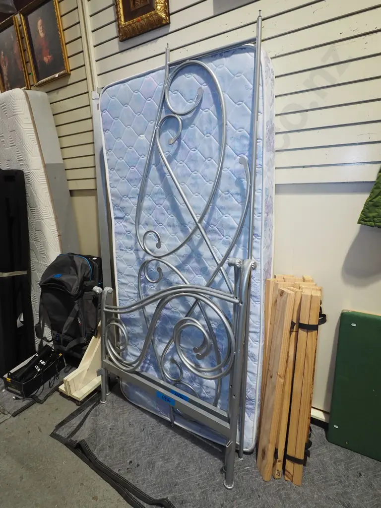 metal framed single slat bed/day bed Image 1++