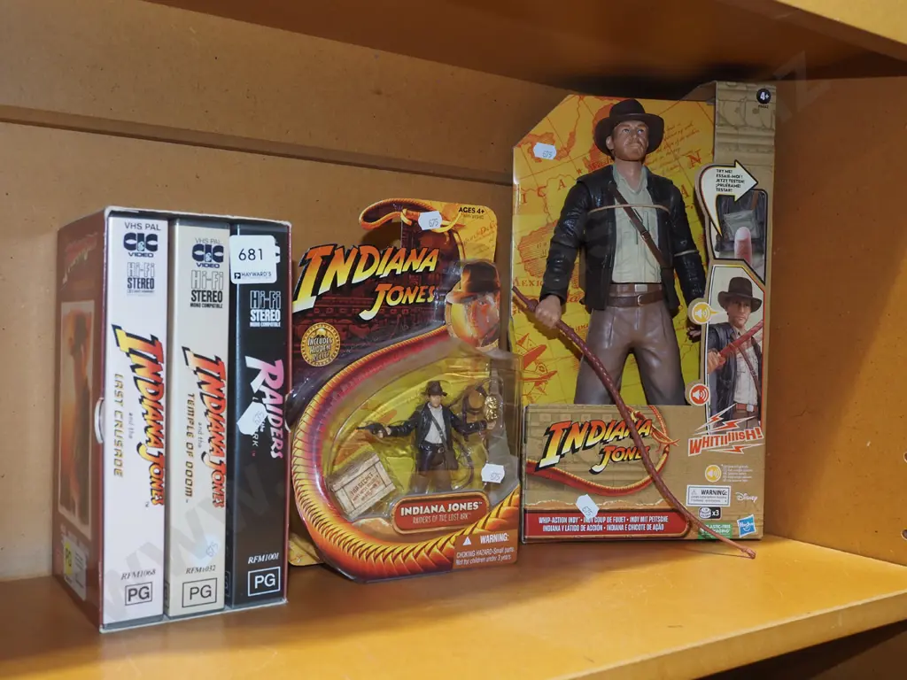 Indiana Jones action figurines, vhs Image 1++