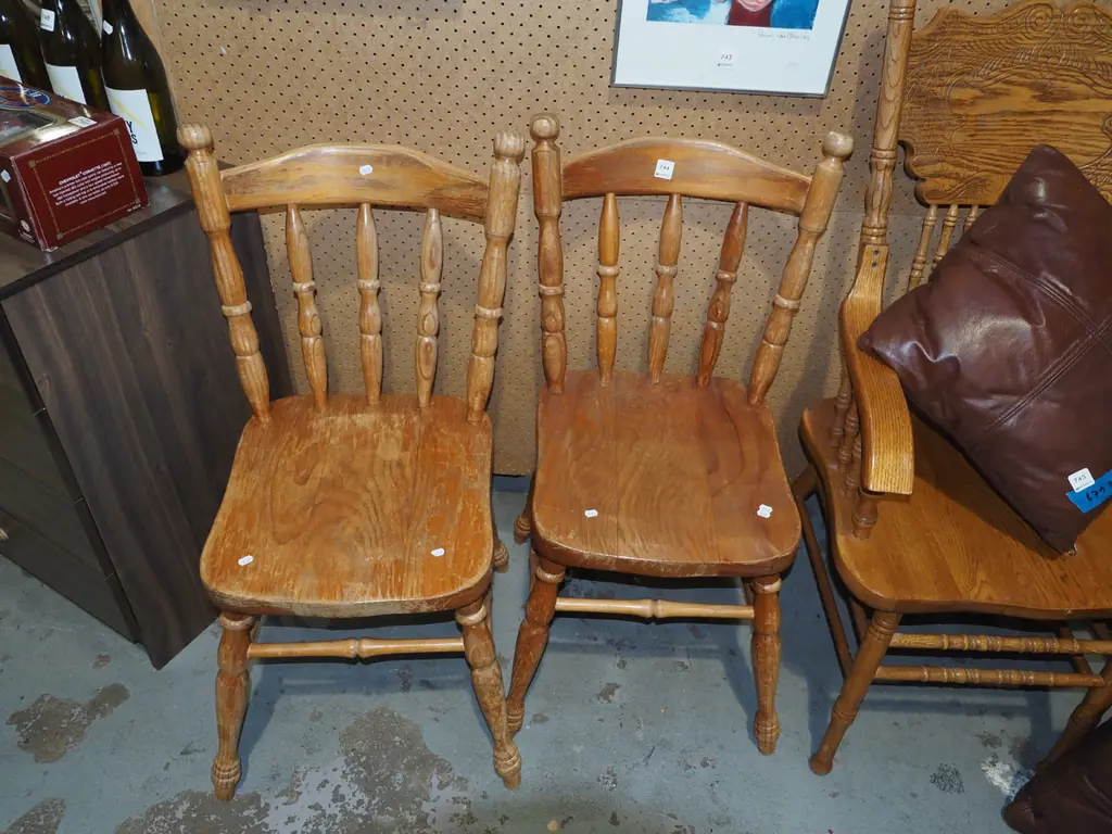 2x pine dining chairs Image 1++