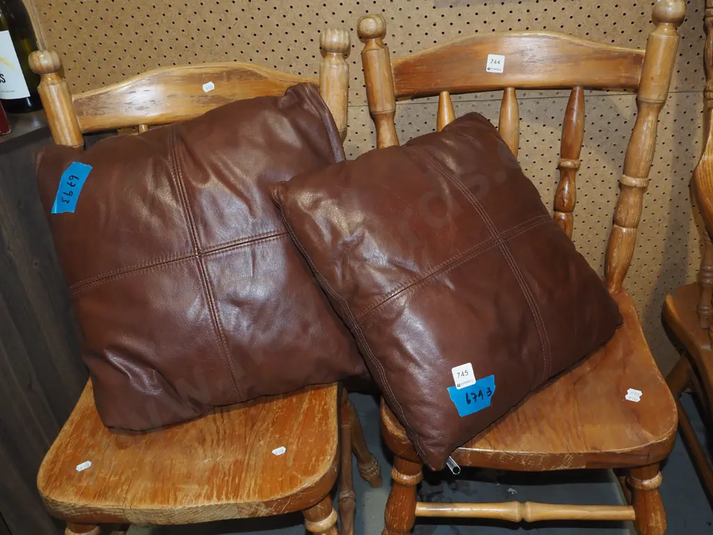 2x leather cushions Image 1++