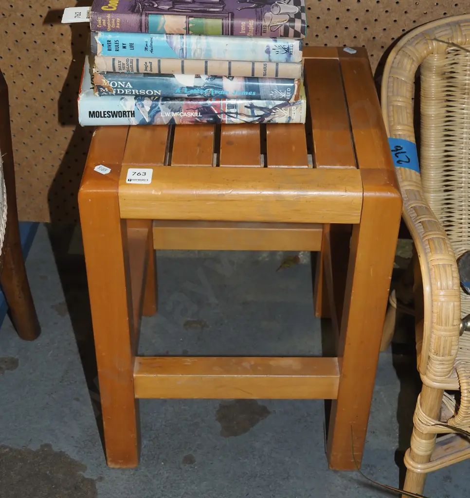 rimu stool H460 Image 1++