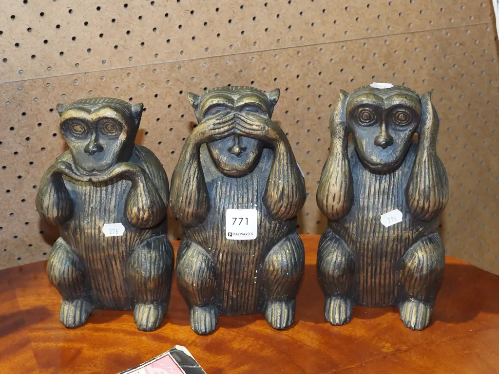 3x monkey figurines H210 Image 1++