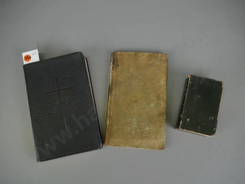 3x prayer books: Image 1++