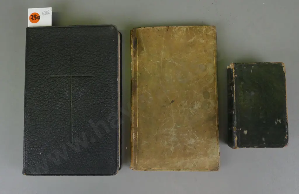3x prayer books: Image 1++