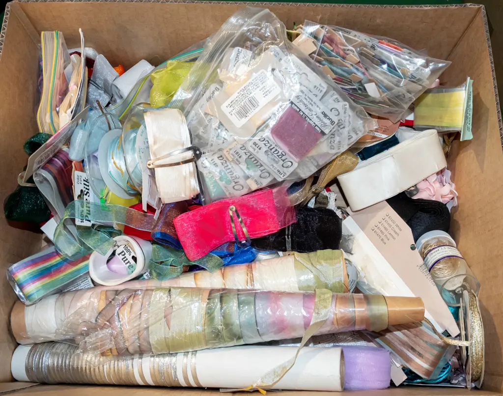 box; various ribbons etc Image 1++