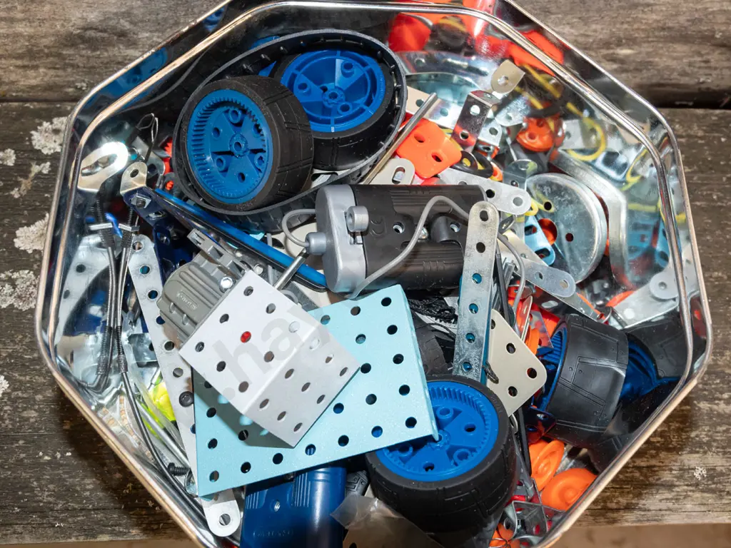 tin of Meccano Image 1++