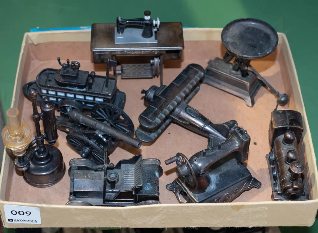 box; ornamental pencil sharpeners, sewing machine is not a sharpener, is a plastic toy Image 1++