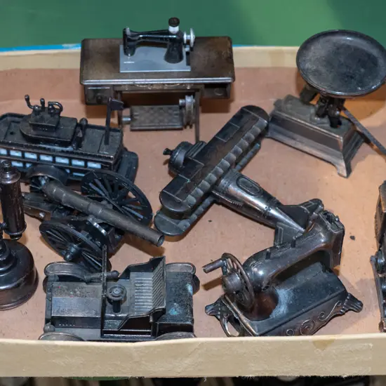 box; ornamental pencil sharpeners, sewing machine is not a sharpener, is a plastic toy