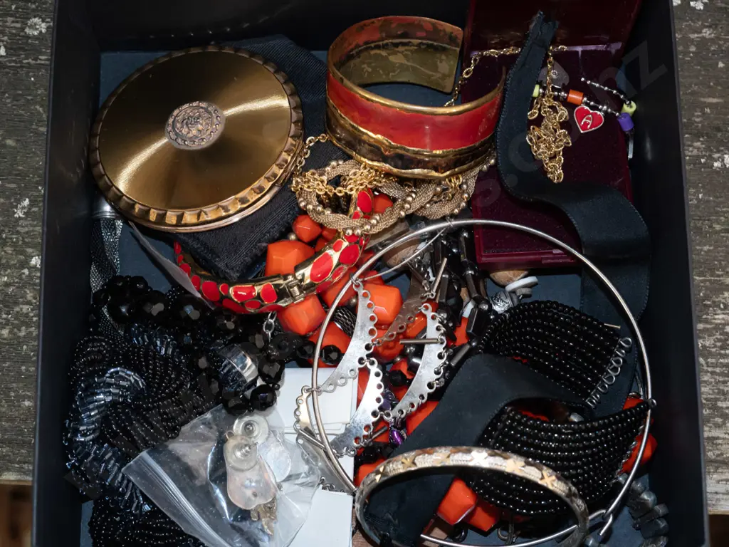 box of costume jewellery Image 1++