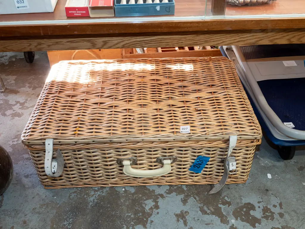 picnic hamper - no contents Image 1++