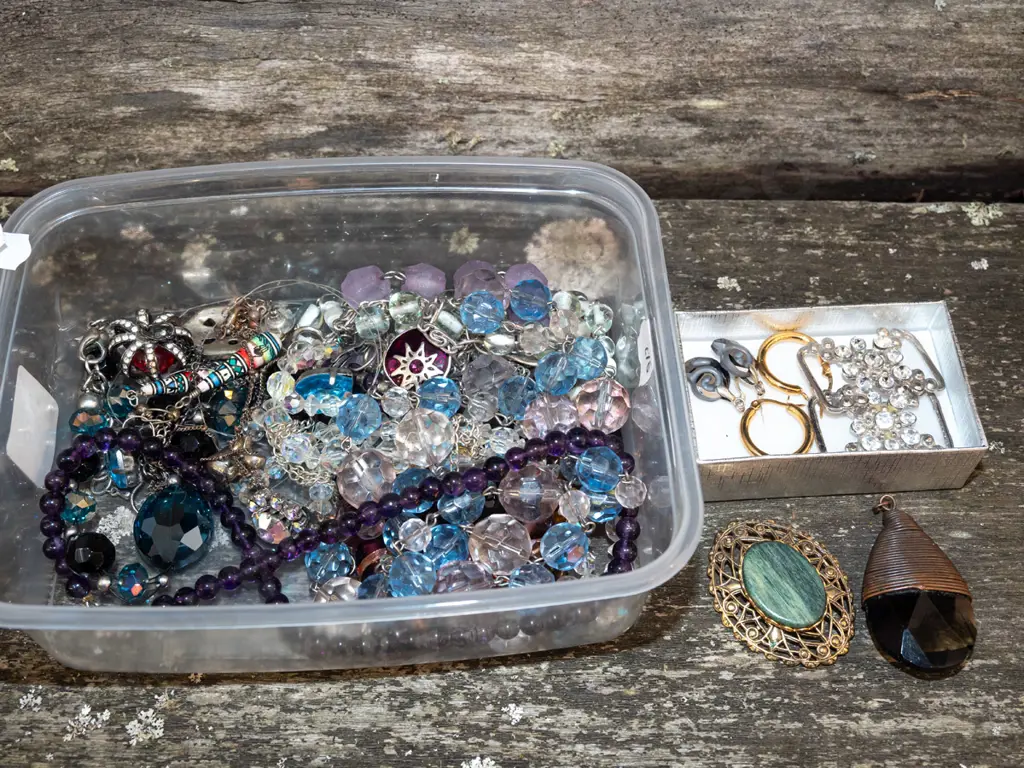 tray of costume jewellery Image 1++