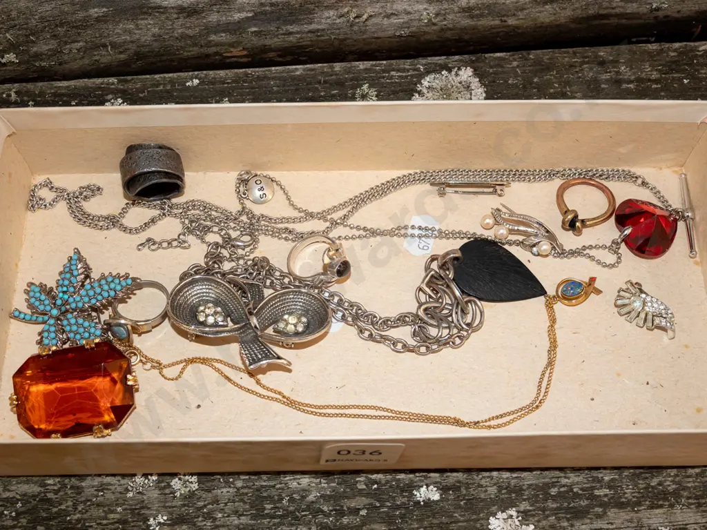 box of costume jewellery Image 1++