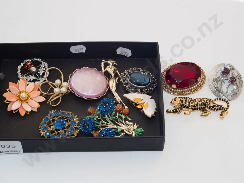 box of brooches - costume Image 1++