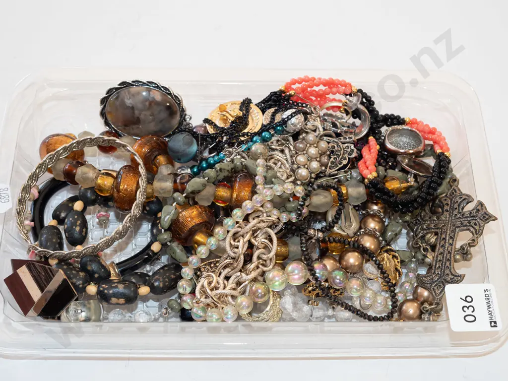 tray of costume jewellery Image 1++